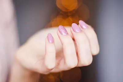 Маникюр «разные руки»: фото дизайнов разноцветных ногтей, удачные сочетания  в 2024 году