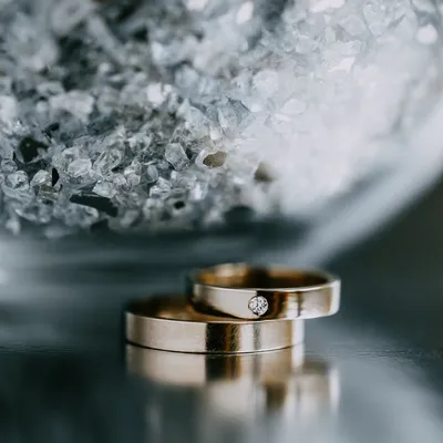 Модные обручальные кольца 2024–2025: фото, тенденции, новинки из золота, из  белого золота, с бриллиантами, парные, широкие, белые, из серебра