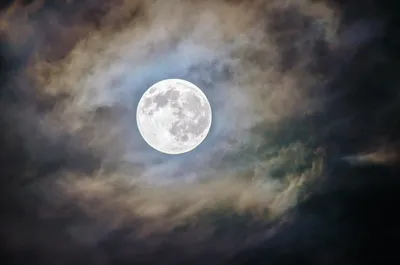 Полная луна на небе пасмурной пушистой темной ночью звездном на море и  отражение лунного света на воде Landsc природы силуэт город Стоковое  Изображение - изображение насчитывающей город, пушисто: 188928025