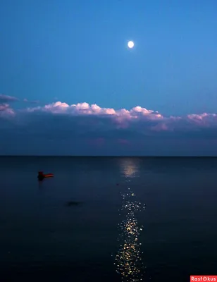 Пейзаж. Над морем заходит жёлтое солнце, лунная дорожка на закате. Синее  спокойное море. (ИИ) - Ozero - российский фотосток