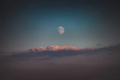Звездное небо и луна голубой ночи на облаках заката пушистых драматических  на фоне пейзажа природы отражения волны воды на море Стоковое Фото -  изображение насчитывающей космофизики, глянцевато: 193144186