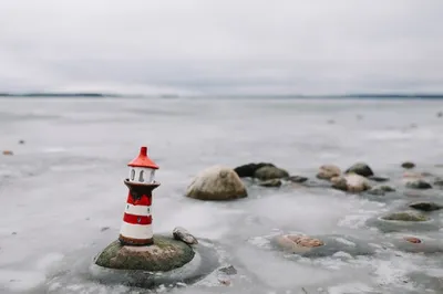 Маяк на пляже на зоре стоковое изображение. изображение насчитывающей  историческо - 97736957