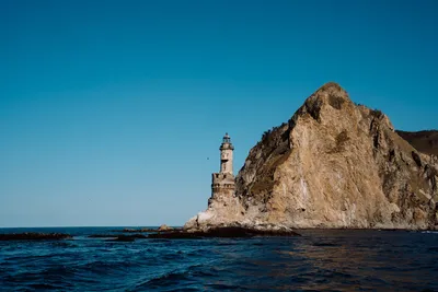 Декоративный маяк на море зимой. замерзшее море с маяком. зима, море,  путешествия, приключения, праздники и концепция отпуска. путешествие в 2021  году | Премиум Фото
