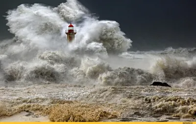 Красный маяк на море в линьяно саббиадоро. Пляж Punta Faro. Стоковое Фото -  изображение насчитывающей ноча, природа: 174186584