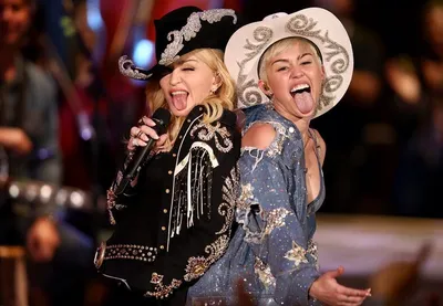 Майли Сайрус отшлепала Мадонну во время концерта | 1news.az | Новости