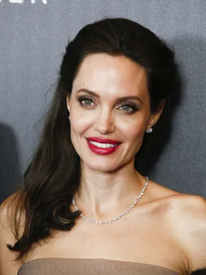 Анджелина Джоли пострадала от рук визажиста