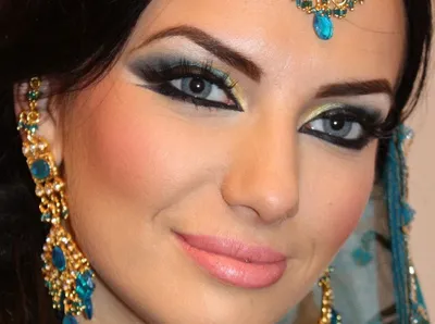 Восточная арабская женщина с пером павлина в ее руках около ее стороны  Женщины макияжа моды красоты арабские, большие красивые гл Стоковое Фото -  изображение насчитывающей косметики, элегантность: 143520480