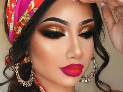 Восточно-арабская женщина с павлиньим пером лицо красоты | Премиум Фото