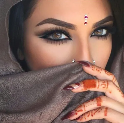 Арабский макияж: правила и секреты 👑 ⠀ Макияж в арабском стиле — это  размашистые стрелки и густые смоки, яркий акцент на глаза и губы… |  Instagram