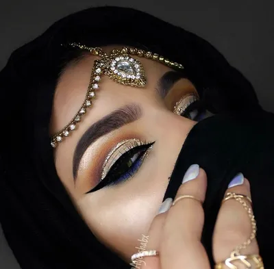 Арабский макияж-художник, придумывающий женщину в центре красоты. Стоковое  Изображение - изображение насчитывающей краснеет, сторона: 229590463
