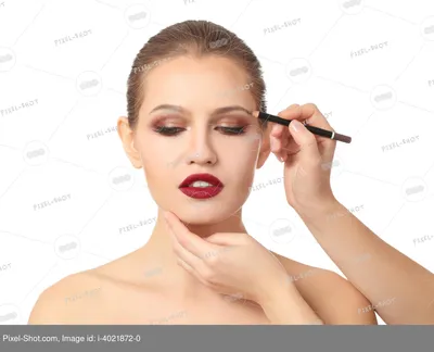 Профессиональный визажист наносит макияж на лицо женщины на темном фоне ::  Стоковая фотография :: Pixel-Shot Studio