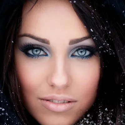 Удачный макияж для голубых глаз: блондинки, брюнетки, русые | Твой личный  Стилист | Дзен