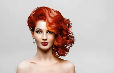 Красивая женщина Яркий макияж Красные волосы Стоковое Изображение -  изображение насчитывающей яркое, курчаво: 159838107