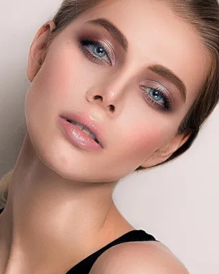 Женский макияж для серых глаз в рельефной технике на сайте theYou