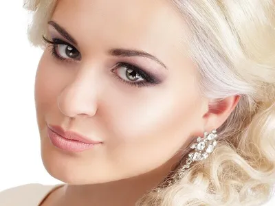 Макияж для светлых волос — правила дневного и вечернего макияжа для  блондинок | Косметология и эстетическая медицина | Дзен
