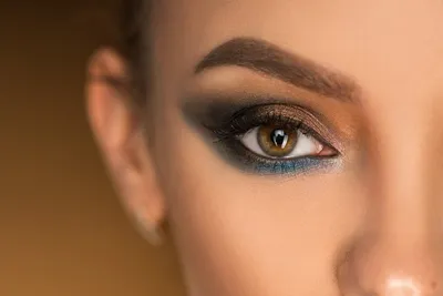 ANNBEAUTYSTORE on Instagram: \"Создавайте яркий макияж для карих глаз вместе  с YOUR VISION PALETTE For Me. ⠀ Для искрящего макияжа нанесите на все  подвижное веко светло-розовый с легкими частицами золота оттенок кистью #