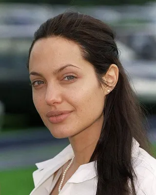Без макияжа и в халате\": сын Анджелины Джоли показал домашние фото актрисы