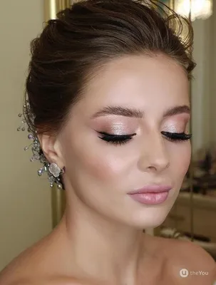 Яркий свадебный макияж Smoky Eyes с накладными ресничками для голубых глаз  и свадебная прическа