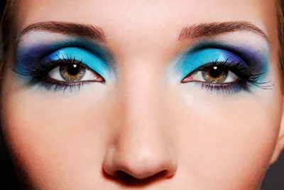 Тренды в макияже глаз в 2021 году: омбре, блёстки, мокрые тени