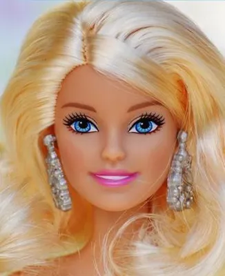 Живая Барби устала от кукольного образа: под макияжем скрывалась настоящая  красавица