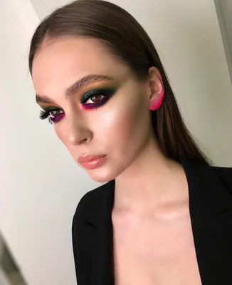 Даша Федотова MAKE-UP🔝ОБУЧЕНИЕ on Instagram: “💜💚Макияж в смешанной  технике с нюансами из цвета фуксии и розового💜 🎆 Сочно, … | Макияж,  Сочетание цветов, Цветы