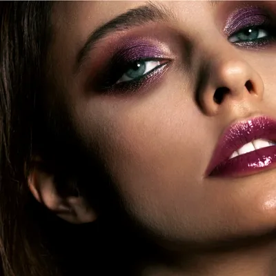 Фиолетовые стрелки на нижнем веке как у Зендаи — идеальный макияж для карих  глаз | theGirl