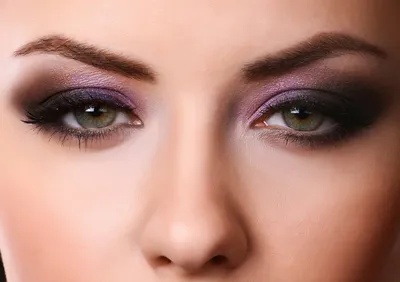 Фиолетовые тени с глиттером и стрелками: как повторить яркий летний макияж  Дуа Липы | theGirl