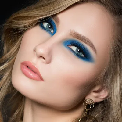 Синие Смоки Айс пошагово для визажистов / Цветной макияж глаз в смешанной  технике - YouTube