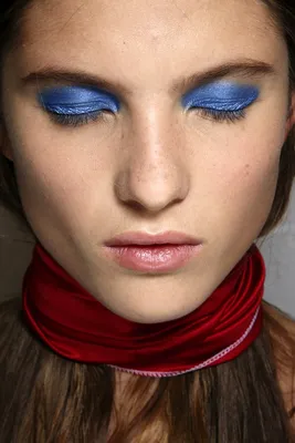 Синий макияж: модные тенденции, красивые сочетания синего цвета. Фото  легкого make-up | Синий макияж глаз, Макияж, Блестящий макияж глаз