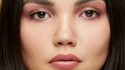 Розовые тени и эффектные стрелки: повторяем нежный макияж Авани | theGirl