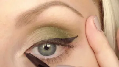 Новогодний бьюти-тренд: делаем макияж с зелеными тенями как у Рианны
