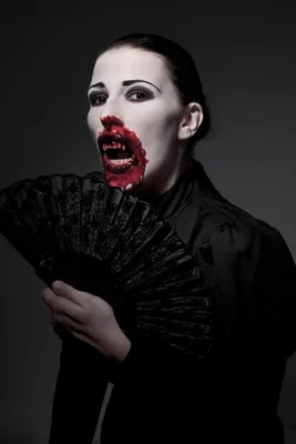 Макияж вампира на Хэллоуин 2022: как сделать самому, фото