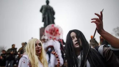 Девушка в форме зомби, труп хэллоуина с кровью на губах | Премиум Фото