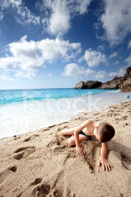Мальчик В Песке На Пляже — стоковые фотографии и другие картинки Мальчики -  Мальчики, Пляж, Загорать - iStock