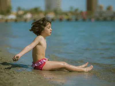 Маленький Мальчик На Пляже Стоковые Фотографии | FreeImages