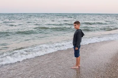 Пляж мальчика на море стоковое фото. изображение насчитывающей людск -  33395300