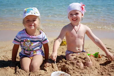Маленькие Мальчики Пляж Весело Стоковые Фотографии | FreeImages