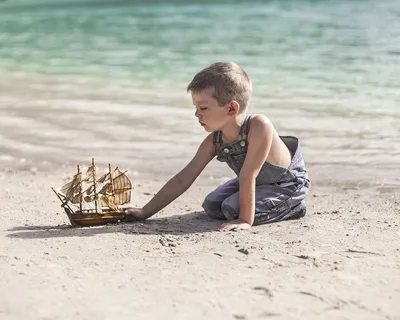 ребенок на пляже детство мальчики маленькие Фото Фон И картинка для  бесплатной загрузки - Pngtree