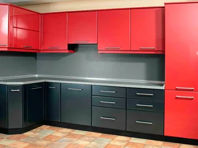 Черно-красная кухня со сложной планировкой и контрастными цветами в отделке