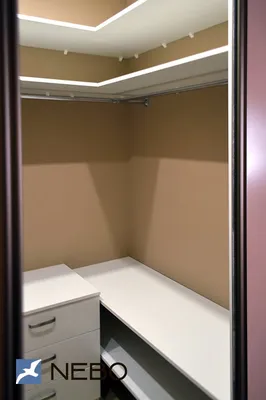 Маленькая гардеробная комната П-образной формы