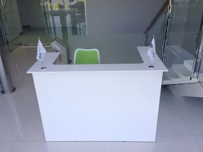 Небольшой офисный стол ресепшн секретарю или администратору