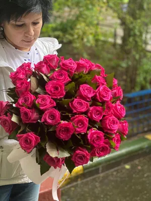 Малиновые кустовые розы в коробке | доставка по Москве и области