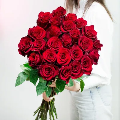 Букет из 101 малиновой розы 60 см - купить в Москве по цене 12990 р - Magic  Flower