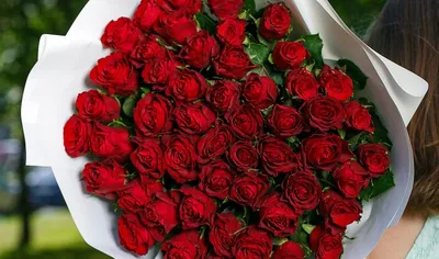 Букет Малиновые розы в сиреневом цилиндре - заказать с доставкой в  Новороссийске
