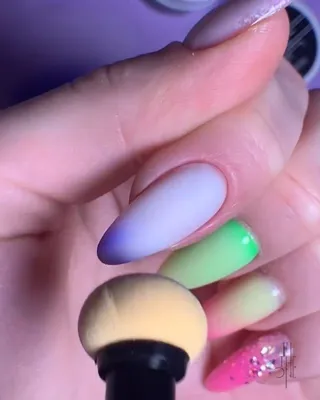 Идеи маникюра💅Nail art (@premium_nail_art) posted on Instagram:  “@theone_ru МК АЭРОПУФФИНГ 🌈 Градиент с помощью Аэропуффинга - э… |  Красивые ногти, Маникюр, Ногти