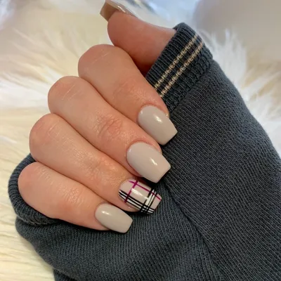 Burberry nails! I may not be able to afford the brand but I can have it on  my nails at no cost! : r/RedditLaqueristas