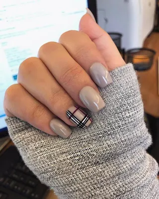 Cute plaid nail designs for autumn 2021 : Burberry Inspired Tip Nails