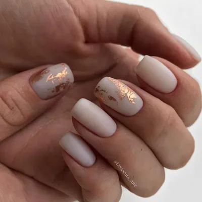 милые короткие ногти, маникюр бежевый на миндаль мрамор золото | Almond  nails designs, Short acrylic nails, Gel nails