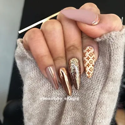 35 + beige with gold of nails design | Nagels