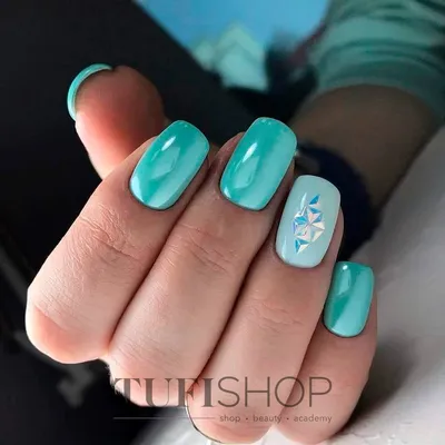 https://www.thevoicemag.ru/beauty/nails/listva-shalfei-i-biryuza-10-effektnyh-idei-manikyura-v-samyh-trendovyh-ottenkah-zelenogo/